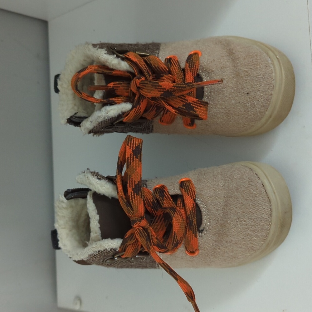 Size 7 boys/girls insulated boot. Super cute!